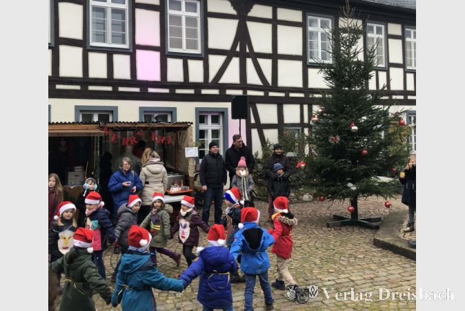 Einige Kinder der Kita „Bunte Kiste“ präsentierten einen afrikanischen Weihnachtstanz mit selbstgebastelten Masken.
