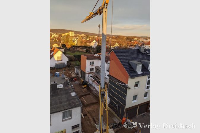 Ein hoher Kran inmitten der Frankfurter Straße auf Höhe der Galeriepassage.