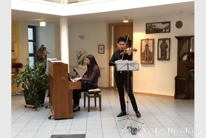 Christina Becht am Klavier und Yu-Lin Tsai mit seiner Violine gaben gemeinsam ein professionelles und harmonisches Konzert, das sowohl die Bewohner als auch die ehrenamtlichen Helfer erfreute.