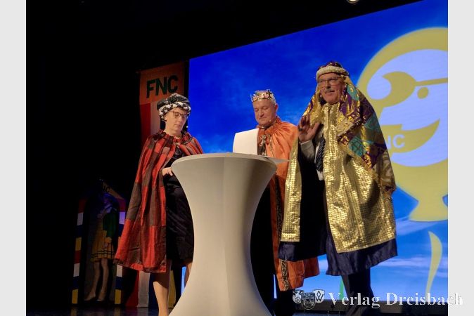 Als die Heiligen Drei Könige bildeten die Erste Stadträtin Renate Mohr, Stadtverordnetenvorsteher Michael Kröhle und Bürgermeister Dr. Bernd Blisch (v.l.) den geistlichen Beistand an diesem Abend.