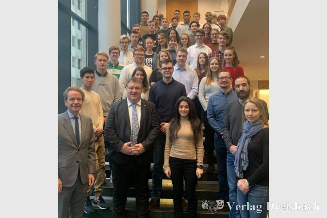 Politik hautnah erleben durfte eine Gruppe angehender Abiturientinnen und Abiturienten des Graf-Stauffenberg-Gymnasiums bei einer Exkursion mit Staatssekretär Mark Weinmeister.