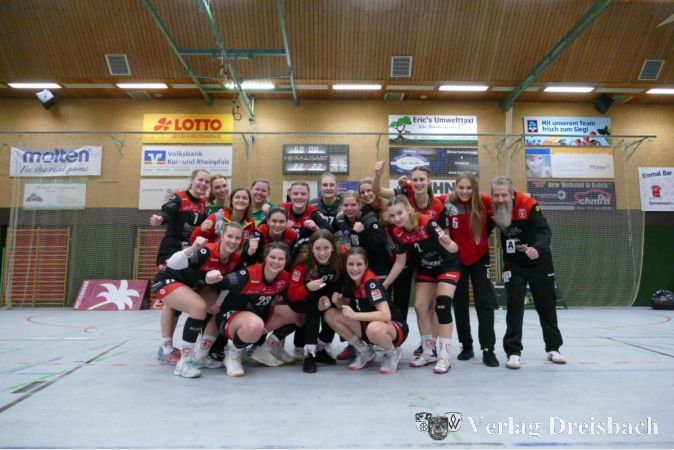 Ein zufriedenes Team nach dem Unentschieden in der Fremde.