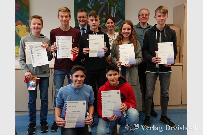Sie beherrschen Mathematik: Lukas Theuring (1.v.l.) und Niklas Stegmaier (2.v.l.) als Sieger der Mathe-Olympiade sowie die Sieger des Mathematik-Wettbewerbs. In der hinteren Reihe (v.l.) Schulleiter Klaus Hartwich, Fachleiterin Mathematik Carina Schneider und Wettbewerbsbeauftragter Patrick Unruh.