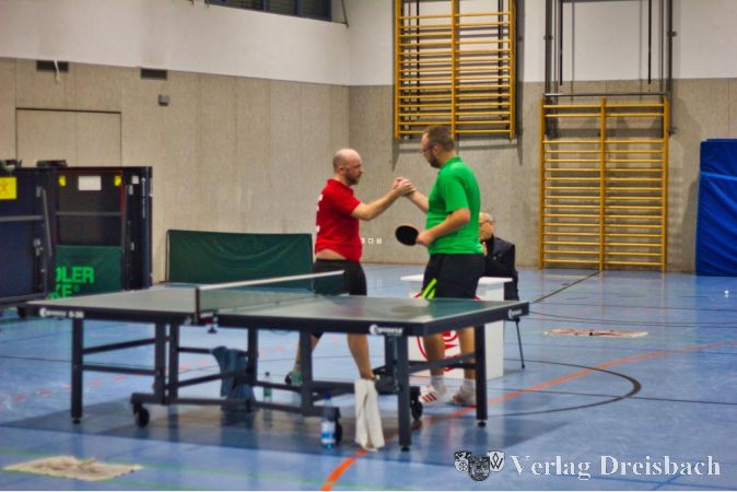 Dominik Attenhofer und Tobias Laible beim Handshake nach dem Endspiel.
