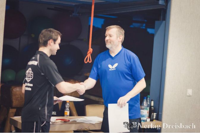 Der Sieger der Klasse bis 1.600 TTR-Punkte, Jörn Wallenwein, bei der Ehrung durch Marcus Muschol.