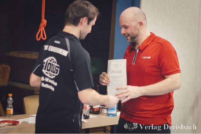 Der stellvertretende Abteilungsleiter Marcus Muschol (links) überreicht dem Vereinsmeister Dominik Attenhofer die Sieger-Urkunde.