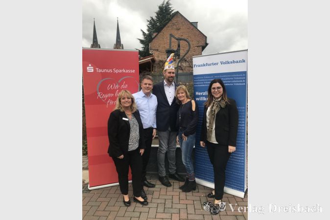 Der Vorsitzende des KKK, Daniel Weiß (Mitte), und die Filialleiterinnen der beiden Banken freuen sich, die "Gönne-Könne-Plätze" an Anja Siebers (2.v.re.) und Oliver Kriz (2.v.li.) zu vergeben.