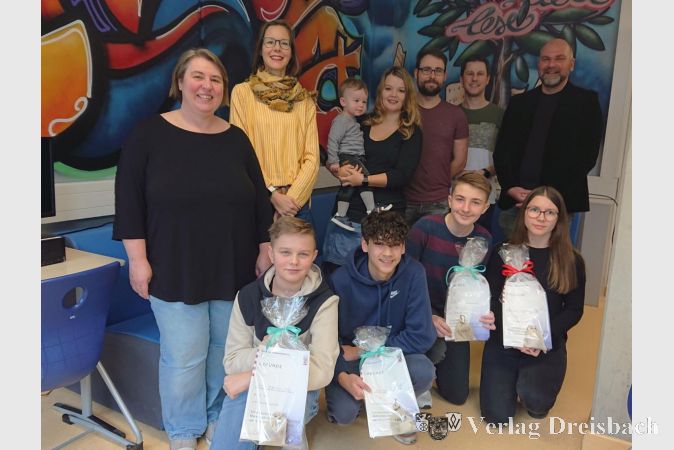 Fachleiterin Mathematik Beate Meggert, Lehrerin Verena Wusch, Referendarin Christin Wiedemann, Lehrer Tom Wiedemann und Sebastian Werner sowie Schulleiter Reik Helbig (hinten, v.l.), im Vordergrund die Mathe-Sieger.