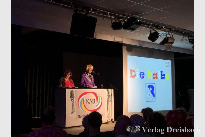 Mit einer Nachrichtensendung und Wettervorhersage der anderen Art sorgte die Gruppe „Halbe 8“ für reichliche Lacher im Publikum.