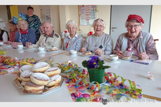 Närrische Flörsheimer Senioren beim Kreppelkaffee des DRK. Sie genossen die Geselligkeit und den unterhaltsamen Nachmittag.