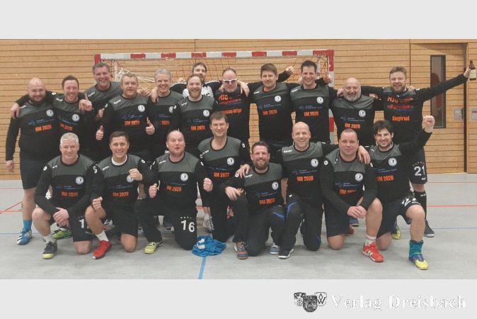 Die Spieler der HSG Hochheim/Wicker freuen sich über den 4. Platz bei der Deutschen Jungsenioren-Meisterschaft.