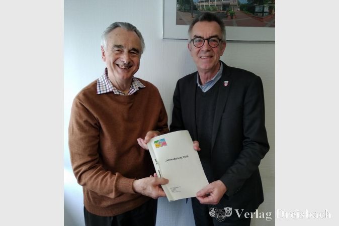 Erster Beigeordneter Franz Jirasek, in der Gemeinde auch für die Wirtschaftsförderung zuständig, im Gespräch mit Hans Bergmann, der seinen Jahresbericht vorlegte.