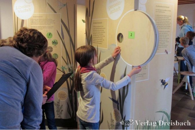 Junge Besucher in einer Ausstellung des Naturschutzhauses.