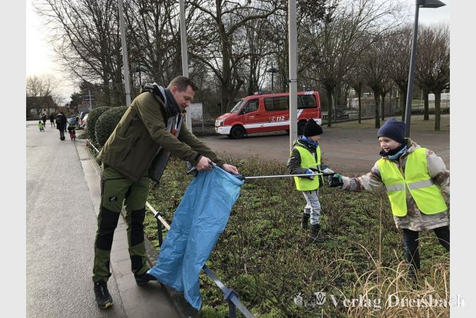 Schon bevor die Putzaktion richtig gestartet war und sich alle Gruppen verteilt hatten, wurde Müll direkt vor den Türen der Goldbornhalle entdeckt und fleißig von den engagierten Helfern aufgesammelt.