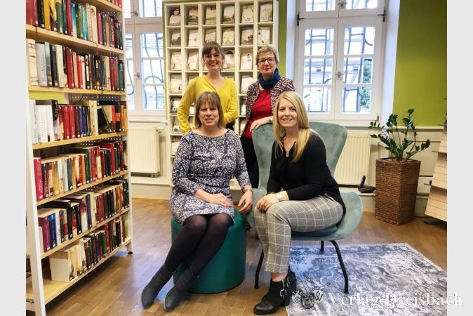 Drei neue Mitarbeiterinnen ermöglichen die Erweiterung der Öffnungszeiten der Hochheimer Bücherei. Einrichtungsleiterin Sandra Conrad (vorne rechts) freut sich über die Verstärkung durch (hinten, v. l.) Malin Thorn und Angelika Eichinger sowie neben ihr Sabine Mann.