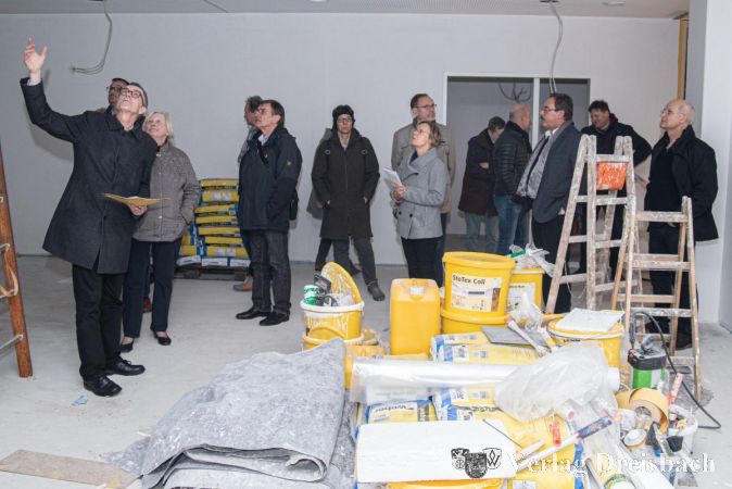 Der Erste Beigeordnete Franz Jirasek (links) führte die Gemeindevertreter durch die Baustelle.