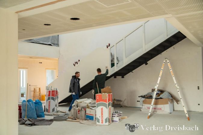 Bauarbeiter legen derzeit letzte Hand an, damit die neue Kita pünktlich am 20. April den Betrieb aufnehmen kann.