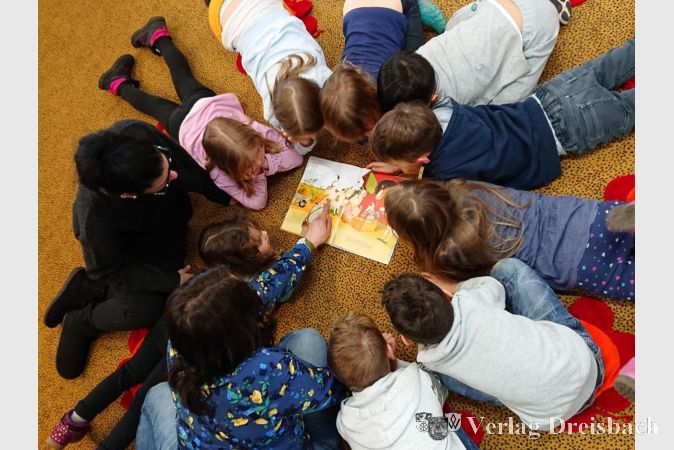 Ein riesiger Vorlesespaß über Freundschaft und Zusammenhalt: Vorschulkinder in der Flörsheimer Stadtbücherei bei der Entscheidung zum Wickerer Lieblingsbuch.