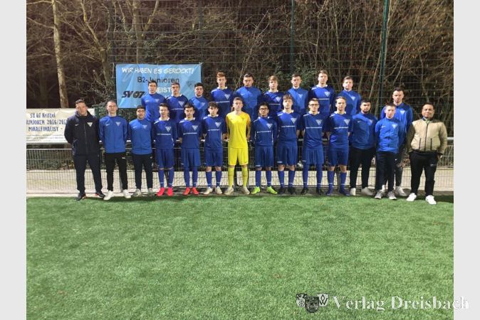 Die B-Junioren mit ihren neuen Trainingsanzügen.