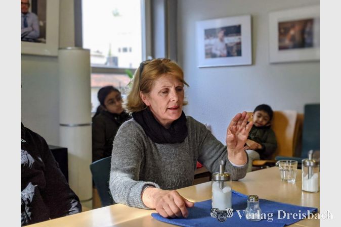 Frau Pergjegjaj beschrieb ihre dramatische Situation. Ihr kann die Stadt schon heute eine neue Wohnung anbieten - die anderen Bewohner müssen sich noch gedulden oder selbst erfolgreich aktiv werden, um die Unterbringung in einer Notunterkunft noch abwenden zu können.