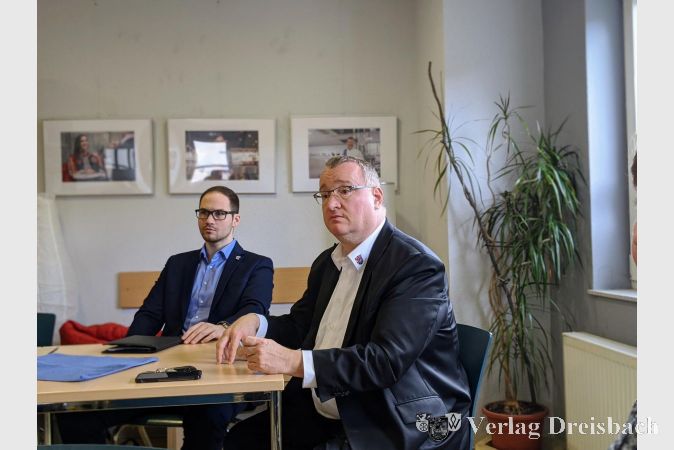 Bürgermeister Klaus Schindling am vergangenen Samstag im Haus St. Martin im Gespräch mit den gekündigten Mieterinnen und Mietern der Schützenstraße 3.