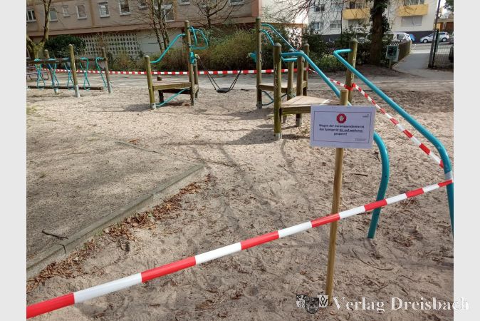 Wegen der Corona-Pandemie sind z.Zt. alle Spielplätze in Kriftel mit einem rotweißen Flatterband abgesperrt.