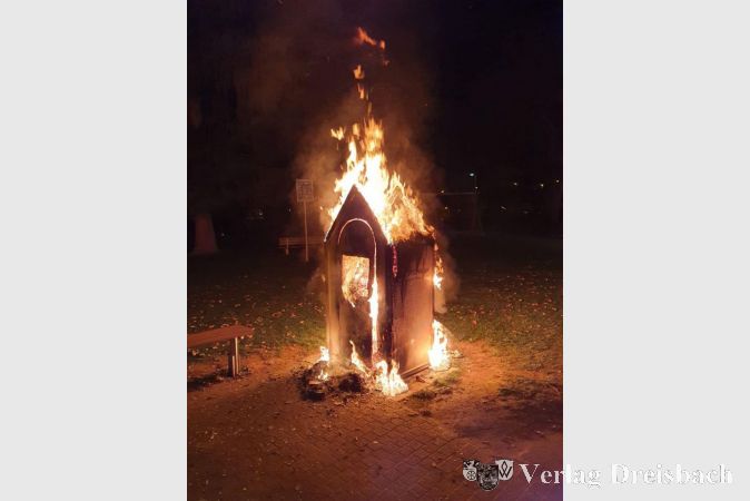 Bei Meldung des Brandes stand der Bücherschrank bereits in hellen Flammen.
