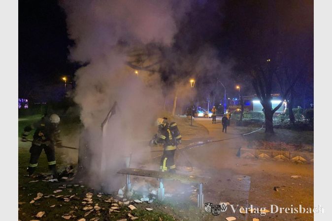 Schrank und Inhalt waren nicht mehr zur retten, die Feuerwehr konnte nur noch den Brand löschen.