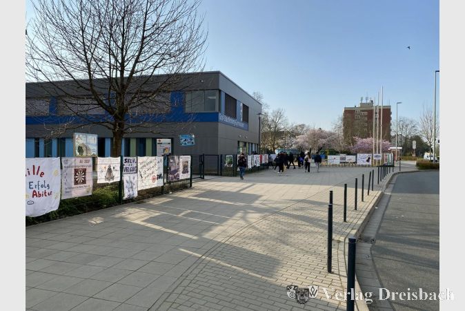 Das Flörsheimer Graf-Stauffenberg-Gymnasium am ersten Abiturprüfungstag 2020.