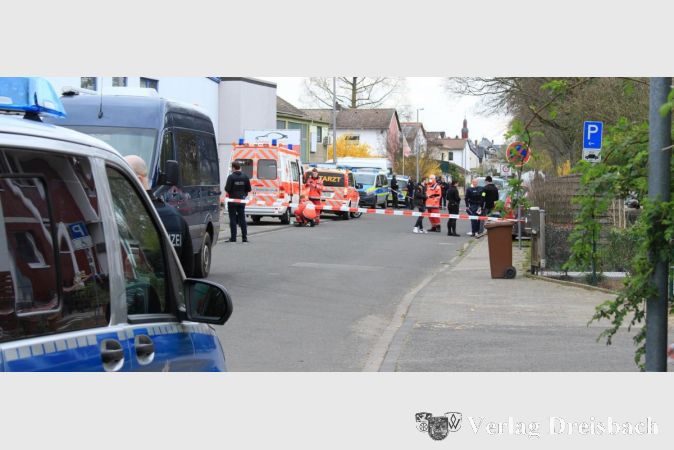 Am Main bei Hattersheim haben Polizisten drei tote M&auml;nner gefunden. Die Ermittler gehen von einem Verbrechen aus.&nbsp;

&nbsp;