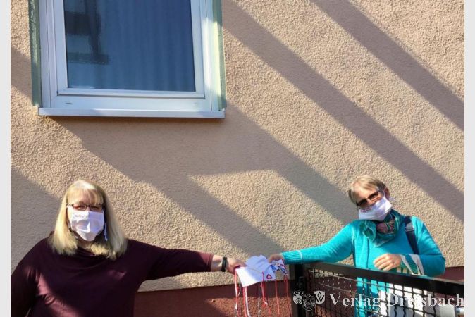 Die Mundschutzmasken bringt Kerstin Hebauf (rechts) meist persönlich vorbei, so auch am Montag bei der Hattersheimerin Rita Becker.