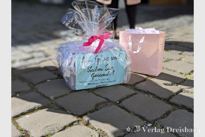 Liebevoll verpackt wurden die 290 Masken überreicht.