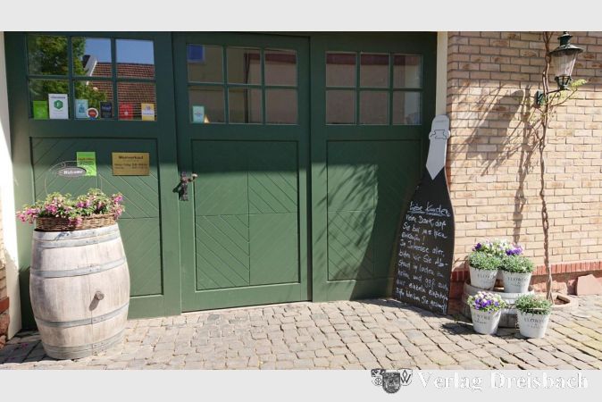 Die Kunden werden gebeten, Abstand zu halten und einzeln einzutreten! Der Wein-Verkaufsshop in der Straßenmühle ist nach wie vor geöffnet.