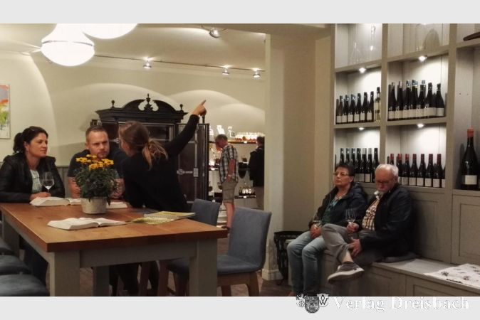 So gesellig wie im letzten Jahr darf es aktuell im Wein-Verkaufsshop nicht zugehen. Kunden müssen vorschriftsgemäß Abstand halten und einzeln eintreten.