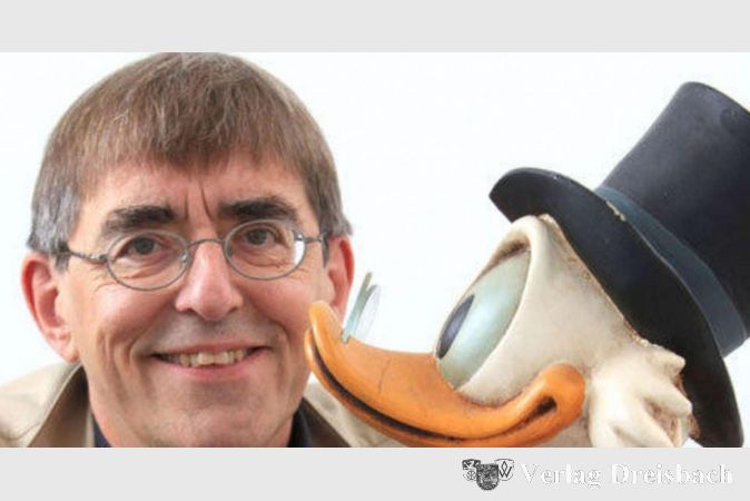 Unternehmensberater Hans Emge mit Onkel Dagobert, der es auf das Cover seines Ratgeberbuches geschafft hatte, Der Geizhals aus Entenhausen würde wohl jede Coronakrise finanziell locker wegstecken, gerade bei Jungunternehmen sieht das oft anders aus.