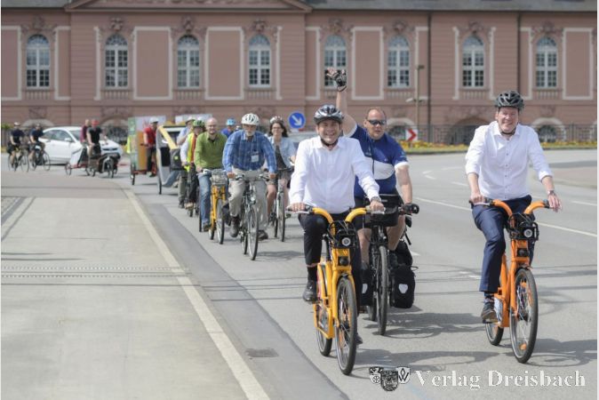 Der Berliner Fahrrad-Enthusiasten Rainer Fumpfei, der hier im Jahr 2016 mit den Oberbürgermeistern der Landeshauptstädte Mainz und Wiesbaden die Theodor-Heuss-Brücke überquert, wird die Aktion Stadtradeln in diesem Jahr auskommen müssen, wird aber in der ganzen Region, so auch in Flörsheim, dennoch stattfinden.