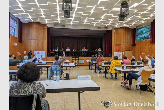 Die jüngste Sitzung der Gemeindevertretung fand in der Kleinen Schwarzbachhalle statt. Normalerweise wäre dieser Schauplatz überdimensioniert, während einer Pandemie hingegen ist die Weitläufigkeit notwendig, um die Abstandsregeln zuverlässig einhalten zu können.