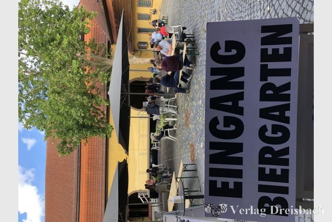 Ein spezieller Eingang führt während der Öffnungszeiten nur zum Biergarten. Über einen weiteren Eingang läuft der normale Fußgängerverkehr, so dass sich Gäste und Spaziergänger nicht zu nahe kommen.