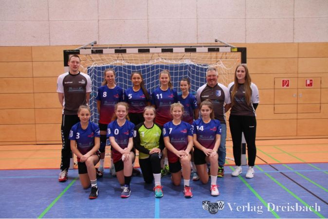 Die weibliche C-Jugend hat sich in der vergangenen Saison mit einem neuen Team gefunden.
Es spielten: Sintje Beck, Elena Heun, Meta Kilp, Malika Ludwig, Magdalena Maurer, Fran-ziska Perwein, Kimberly Vehmeier, Franca Welcher und Alisa Wöhrle