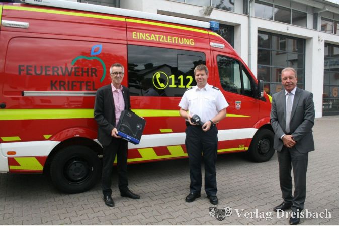 Von links nach rechts: Erster Beigeordneter Franz Jirasek, Gemeindebrandinspektor Patrick Kilian und Dieter Wagenknecht von der SV SparkassenVersicherung/SV Kommunal.