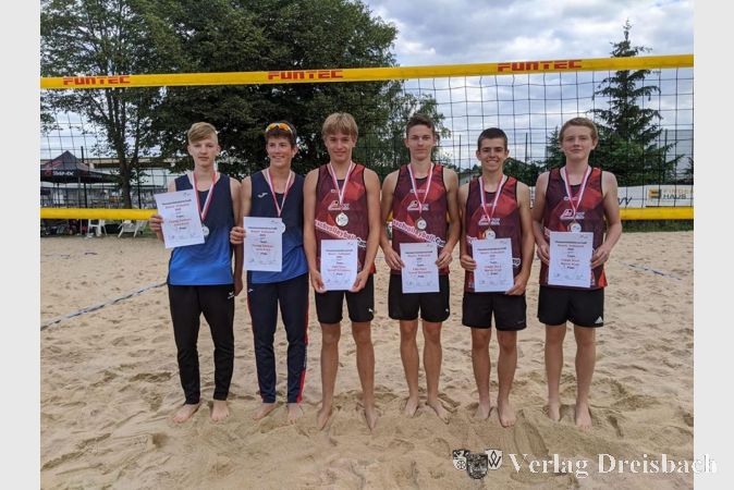 Erfolgreiche junge Beachvolleyballer räumen ab.