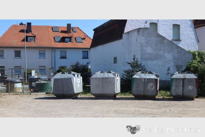 Der bisherige Container ist zerstört und musste abgesperrt werden, mittlerweile sind am Standort am Gisbert-Beck-Kreisel allerdings vier neue Behälter aufgestellt, in denen das Altglas farbgetrennt eingeworfen werden kann.