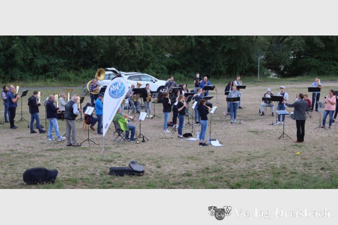 Auf der Mainwiese ist der Musikverein Flörsheim derzeit regelmäßig bei den Proben zu erleben. Gleichzeitig ein Ersatz für die entfallenen Auftritte.