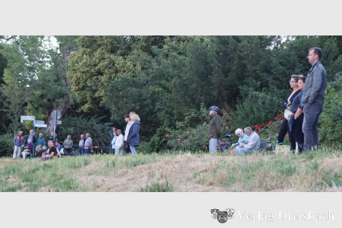 Die Spaziergänger können sich für eine Weile der Darbietungen erfreuen.