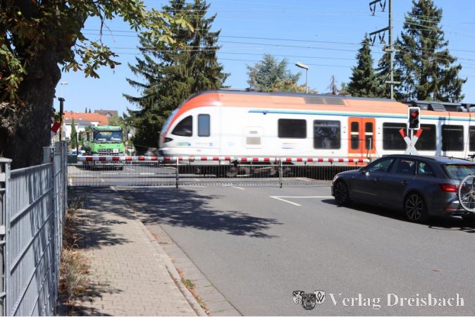 Die eigentlich geplante, durchgehende Lärmwand in Keramag wird es vorerst nicht geben. Der Bahnübergang wird noch gebraucht, solange die geplante Umgehung zu den südlichen Industrieflächen nicht realisiert ist.