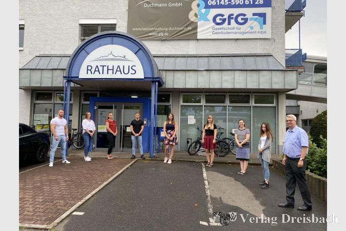 Von links nach rechts: Tobias Spiegl (1. Lehrjahr), Julia Nagel (1. Lehrjahr), Cathrin Preis ( 3. Lehrjahr),Marvin Wieland (3. Lehrjahr), Fabienne Reichenbach (2. Lehrjahr), Kathrin Böttinger, Laura Berg, Renée Schroeder(2. Lehrjahr), Bürgermeister Dirk Westedt.