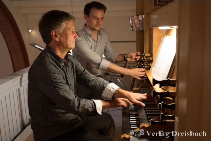 Teamwork an der Orgel: Andreas Winckler und sein Sohn, der die Register zieht. Gleich zweimal an einem Wochenende waren Andreas Winkler und sein Sohn im Einsatz. Damit Abstands- und Hygieneregeln in der Kirche St. Vitus umgesetzt werden können gab es nur eine begrenzte Besucherzahl an den beiden Konzertabenden.