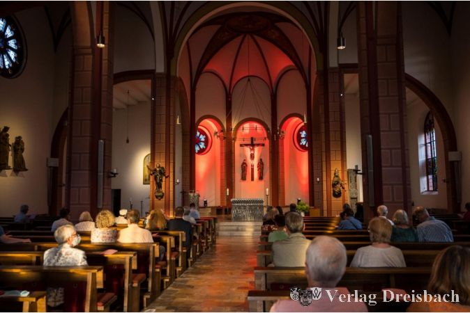 Wie angekündigt: "Heiter trotz Abstand". Was zunächst so aussieht wie eine schlecht besuchte Veranstaltung ist in Wirklichkeit die Umsetzung eines coronabedingten Hygienekonzeptes mit Mundschutz und Abstandsregeln, welches es überhaupt nur ermöglicht Veranstaltungen dieser Art auch in Coronazeiten stattfinden zu lassen.