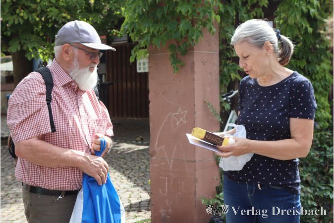 Isabella Kappeler bedankte sich bei Wanderungsleiter Hans Dieter Darmstadt mit einer Schweizer Spezialität.