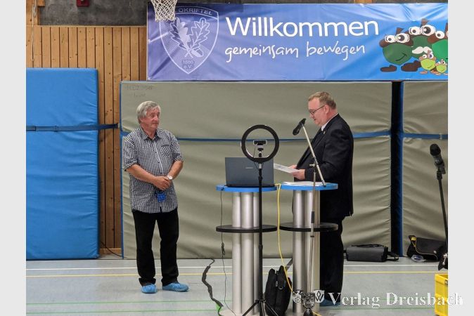 Der scheidende 1. Vorsitzende Reinhard Odey (links) bei seiner Ehrung durch Bürgermeister Klaus Schindling (rechts).